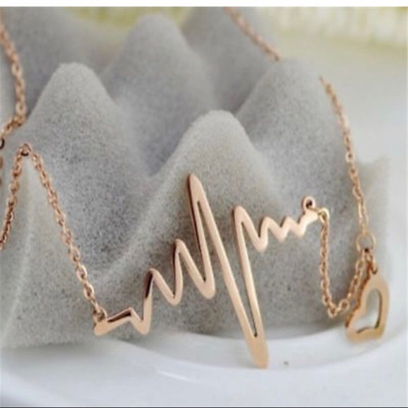 Women’s Gold Simple Heartbeat Pendant Necklace NEW - Picture 2 of 3